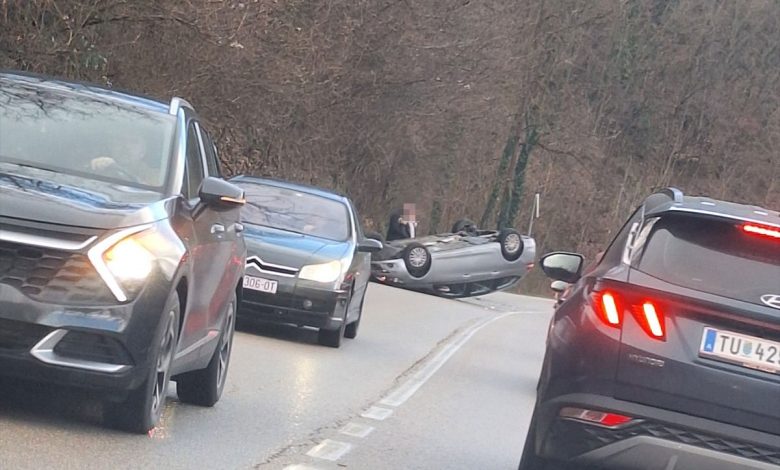 Udes kod Banjaluke, auto na krovu