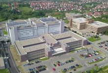 Povrijeđeni pješak priključen na aparat za mehaničku ventilaciju