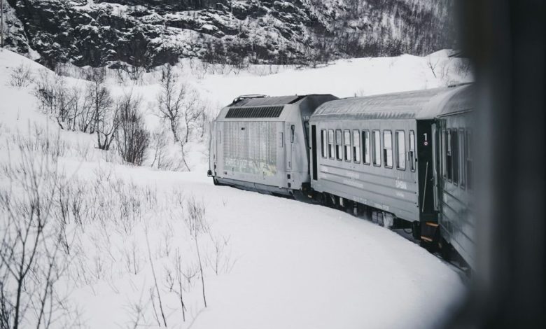 Putnici od sinoć zarobljeni u vozu