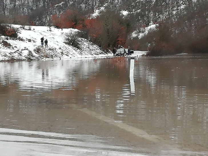 Izlila se Zalomka, prekinut saobraćaj između Nevesinja i Gacka