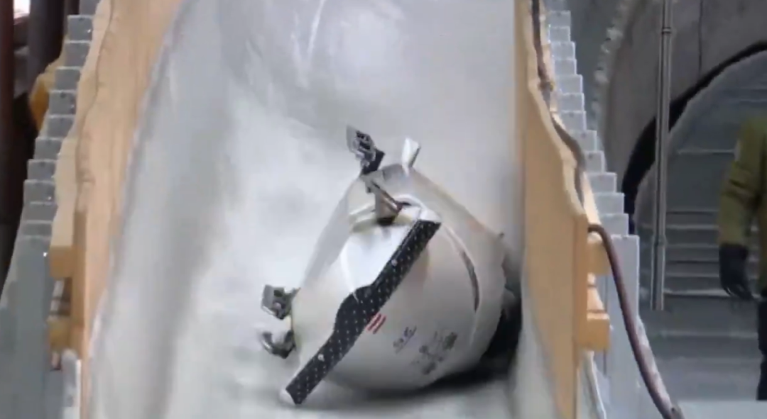 Nova drama na ZOI: Bob se prevrnuo pri punoj brzini, vozač u bolnici