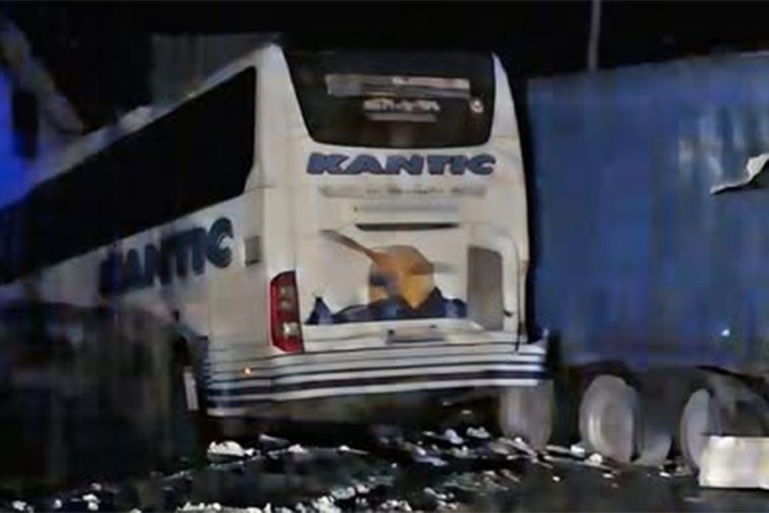 Sudar tri teretnjaka i autobusa kod Dervente: Obustavljen saobraćaj