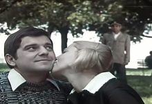 Preminula glumica iz serije "Grlom u jagode"