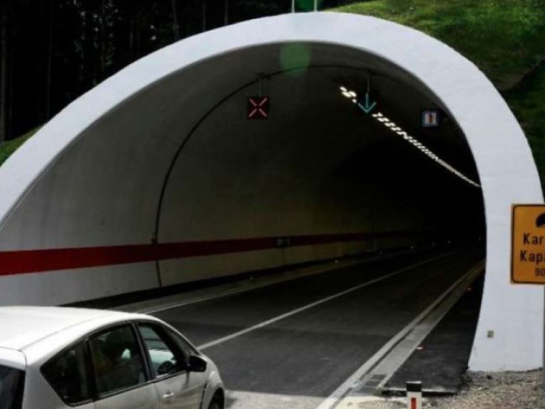 Udes u tunelu Karaula, otežan saobraćaj