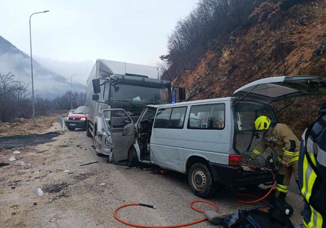 Nesreća na putu Sarajevo – Pale: Žena poginula, osam osoba povrijeđeno