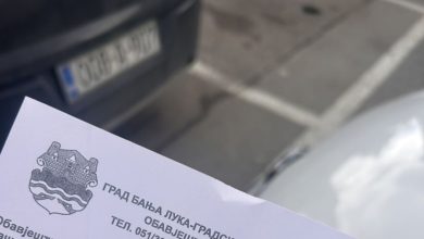 Banjalučka saga o parkingu: Cedulje na šajbi bez pokrića