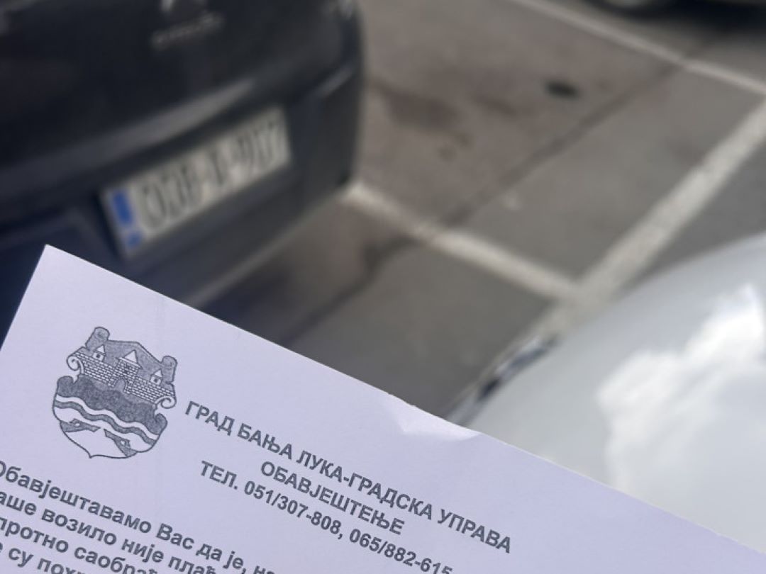 Banjalučka saga o parkingu: Cedulje na šajbi bez pokrića