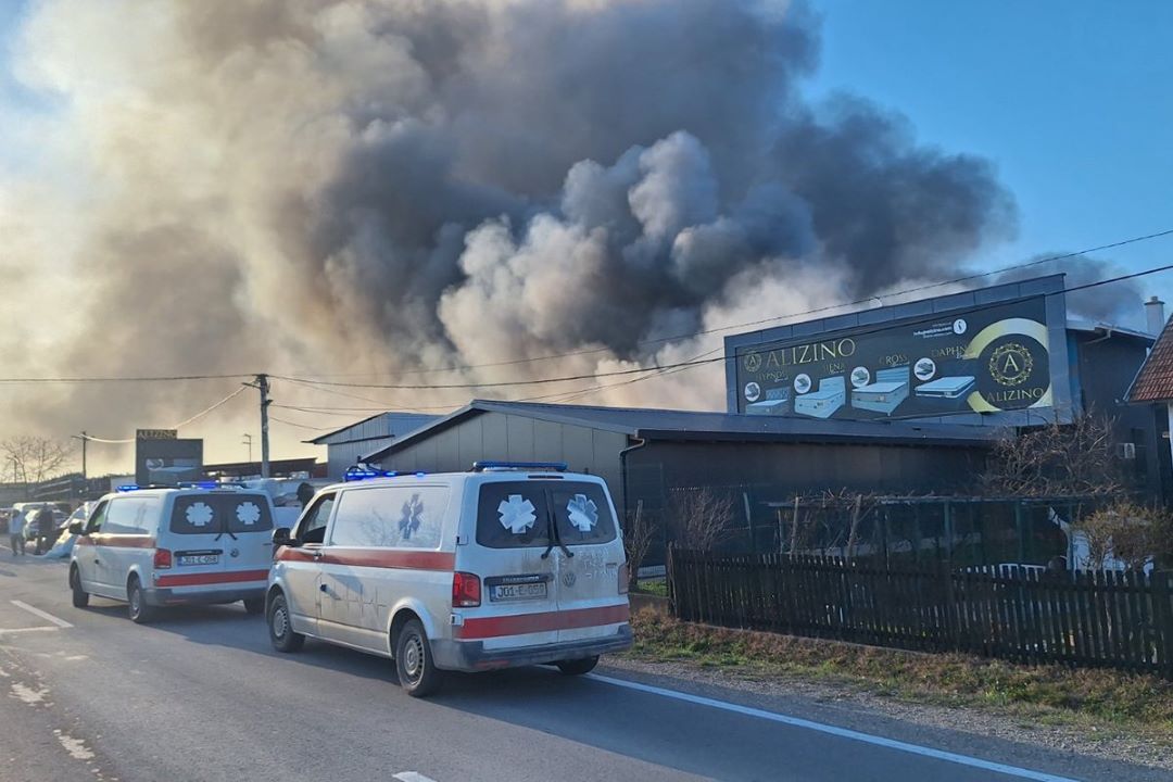 Detalji velikog požara u Brčkom: Varnica zapalila spužvu u fabrici?