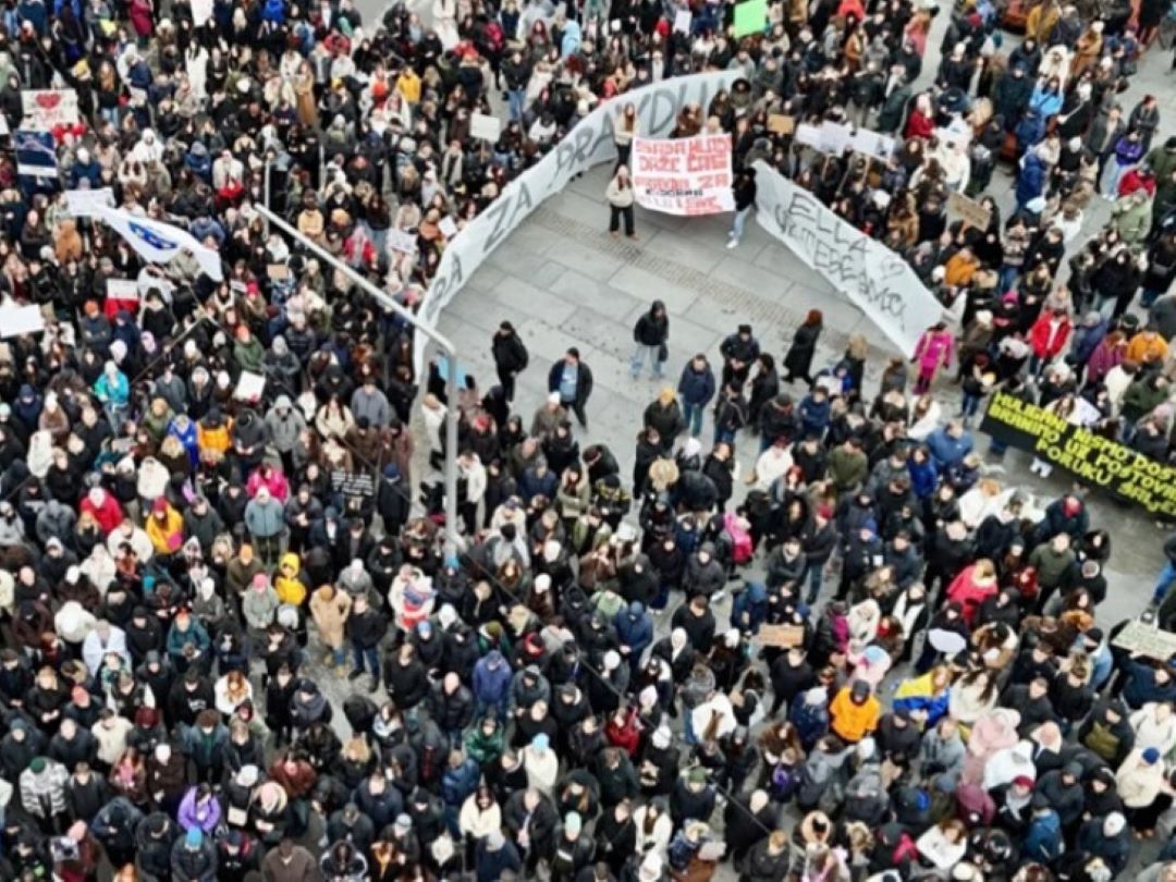 Objavljen snimak iz Sarajeva: Rijeka ljudi svih generacija na ulicama