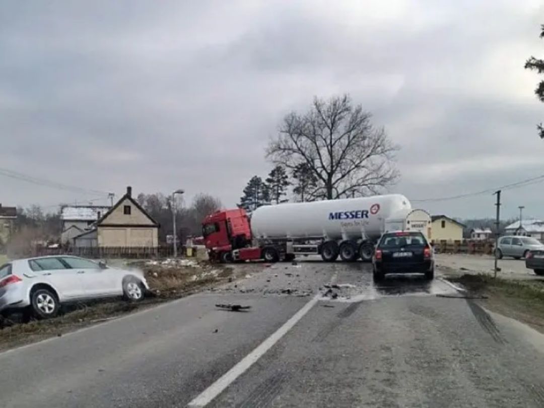 Vozač „golfa“ povrijeđen u sudaru sa cisternom kod Bijeljine