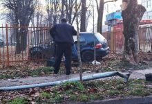 Golfom oštetio semafor i ogradu kod škole u Banjaluci