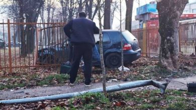 Golfom oštetio semafor i ogradu kod škole u Banjaluci