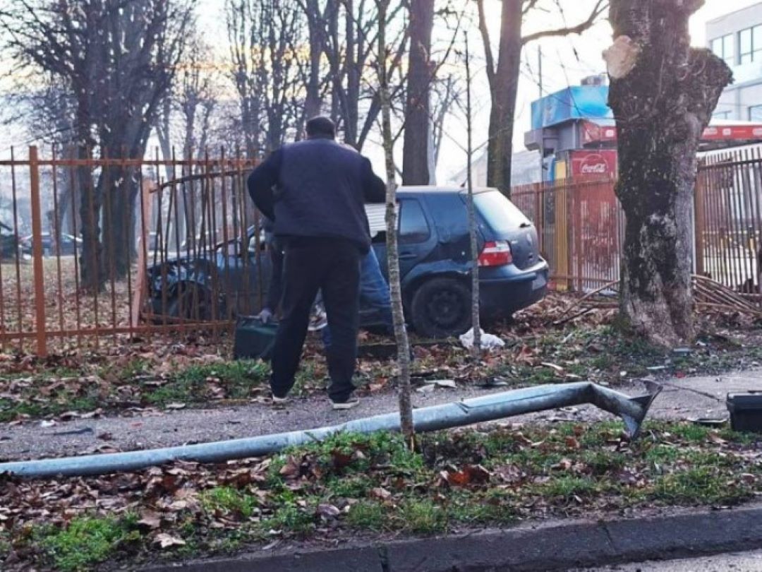 Golfom oštetio semafor i ogradu kod škole u Banjaluci