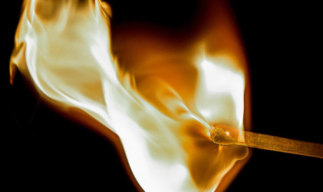 Dobio otkaz pa došao sa benzinom i zapalio lokal