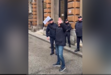 Vozač tramvaja izašao na slobodu: U suzama zagrlio kolege ispred suda