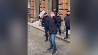 Vozač tramvaja izašao na slobodu: U suzama zagrlio kolege ispred suda