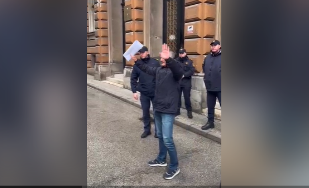 Vozač tramvaja izašao na slobodu: U suzama zagrlio kolege ispred suda