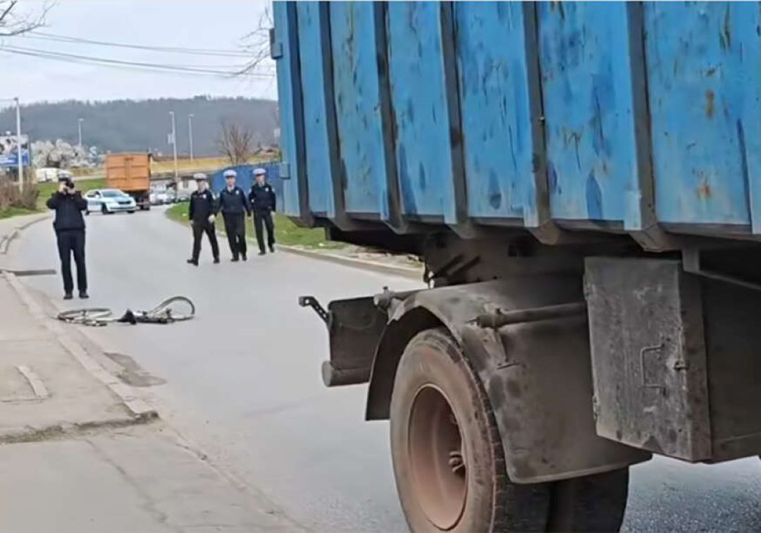 Teška nesreća u Banjaluci: Poginuo biciklista, udario ga kamion