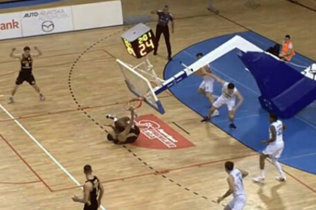 Jezivo: Koš se srušio i pao na košarkaša Splita