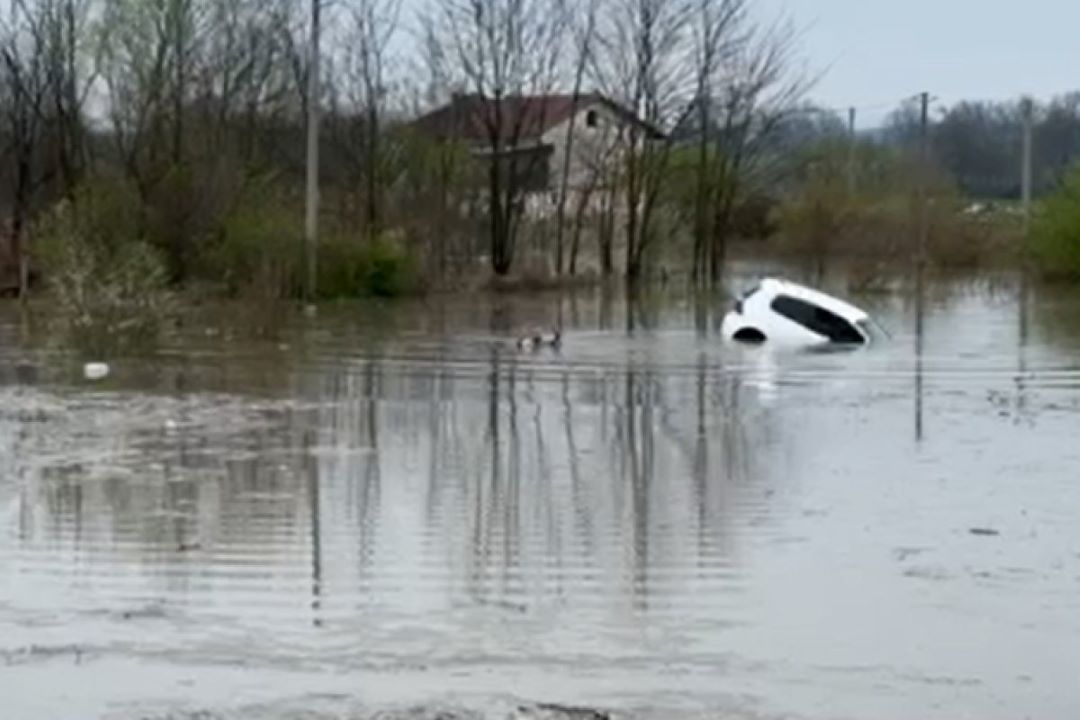 Drama u Prijedoru: Voda nosila automobil i vozača