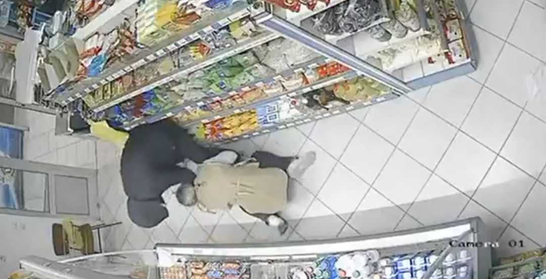 Hrabra prodavačica goloruka savladala pljačkaša s automatskom puškom