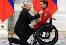Putin kleknuo usred ceremonije i iznenadio sve