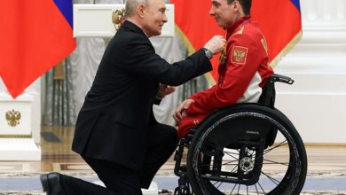 Putin kleknuo usred ceremonije i iznenadio sve