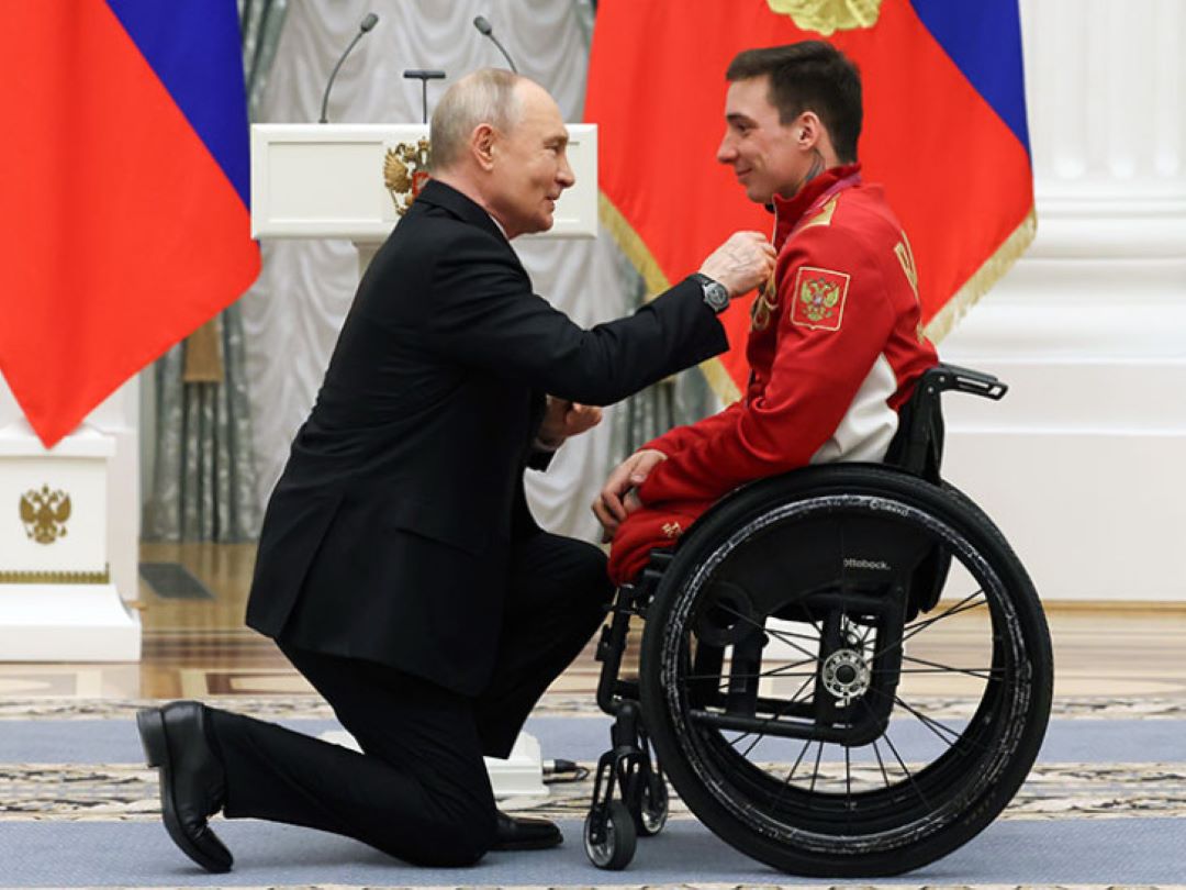 Putin kleknuo usred ceremonije i iznenadio sve