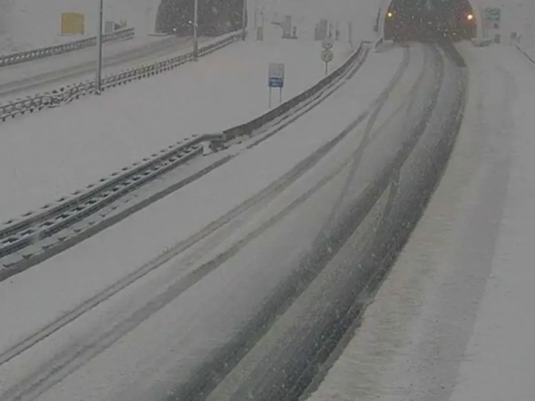 Snijeg zatrpao auto-put u Hrvatskoj