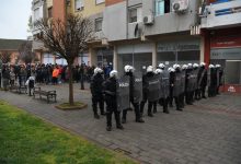 Napeto na izborima u Srbiji: Kordon policije između pristalica opozicije i SNS-a