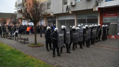 Napeto na izborima u Srbiji: Kordon policije između pristalica opozicije i SNS-a