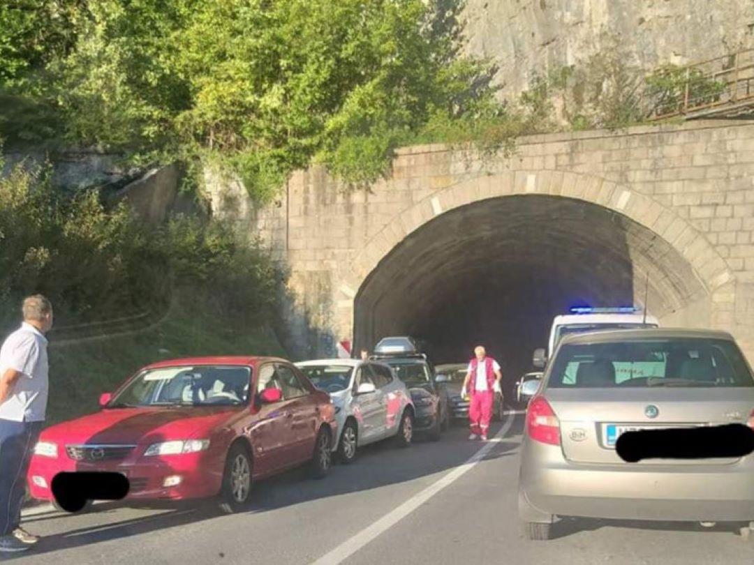 Sudar pet vozila u tunelu, tri osobe povrijeđene