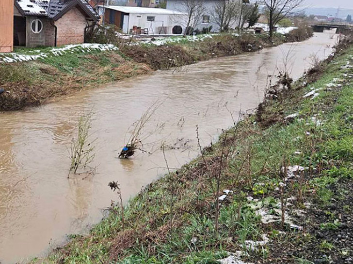 Hitna intervencija na području Pelagićeva
Trenutno postoji problem na području Pelagićeva u naselju Ćendići gdje jedan manji kanal zbog nedovoljnog kapaciteta nije u mogućnosti da prihvati povećanu količinu vode iz rijeke Briježnice i sprovede u veći lateralni kanal.
Zbog toga je naložena hitna intervencija produbljivanja manjeg kanala u dužini od 650 metara, kako bi se povećao kapacitet protoka. Intervencija na ovoj lokaciji započela je jutros u 9.00 časova.