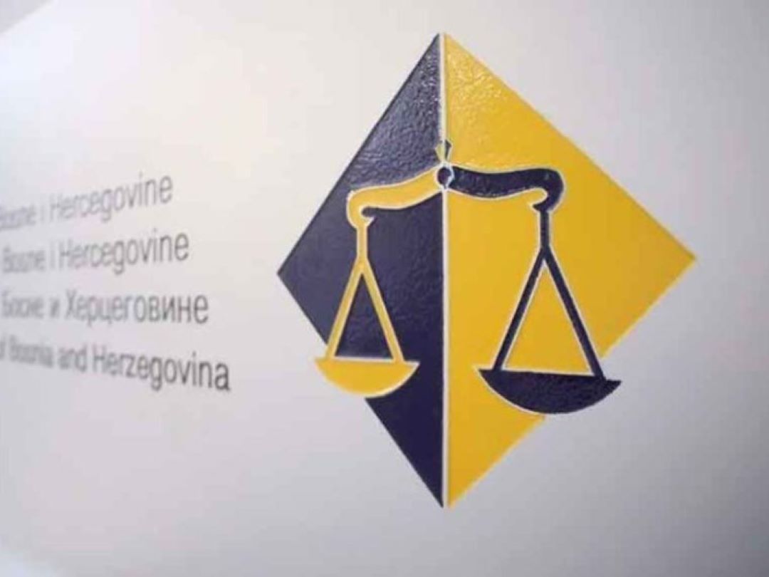 Kancelarija disciplinskog tužioca Visokog sudskog i tužilačkog savjeta BiH formirala je predmet protiv sudija Osnovnog suda u Banjaluci koji, kako se navodi, “odbijaju provesti presudu Suda BiH i izbrisati Milorada Dodika iz registra kao predsjednika SNSD-a”, potvrđeno je Raportu iz VSTS BiH. VSTS zbog Dodika formirao predmet protiv banjalučkih sudija