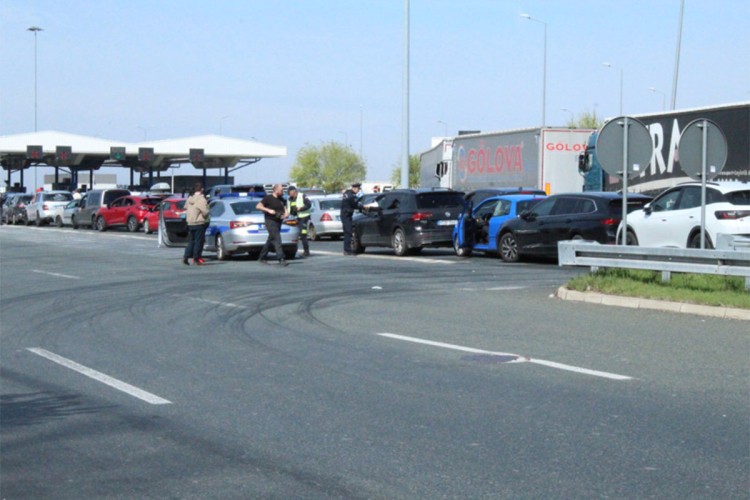 Na graničnom prelazu Batrovci danas, 10. aprila, gdje su formirane višekilometarske kolone, došlo je do lančanog sudara u kojem je učestvovalo pet vozila.

Kako prenose srpski mediji, za prelazak granice čeka se duže od dva sata.

U lančanom sudaru učestvovalo je pet vozila inostranih i domaćih tablica, a pričinjena je samo materijalna šteta na automobilima, prenosi Tanjug.