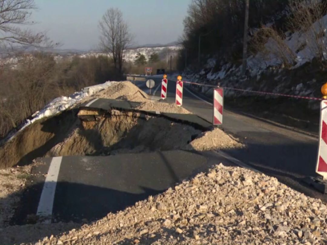 I dalje obustavljen saobraćaj na putu Bijeljina-Tuzla
