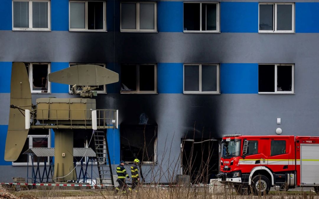 Zbog napada na češku fabriku dronova privedena dva Poljaka