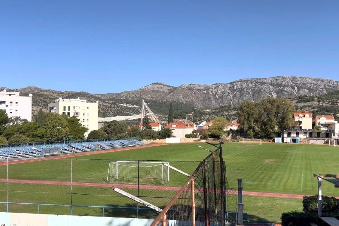 Srušio se dio tribina na stadionu u Dubrovniku, ima povrijeđenih