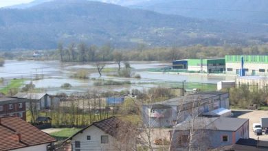 Alarmantno u Gračanici: Spreča se izlila, kuće i imanja pod vodom