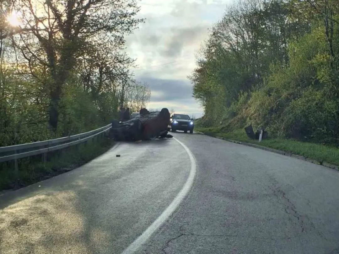 Udes na putu prema Manjači: Vozilo na krovu