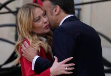 Makron poljubio Meloni, njena reakcija postala viralna (VIDEO)