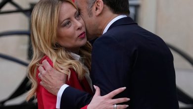 Makron poljubio Meloni, njena reakcija postala viralna (VIDEO)