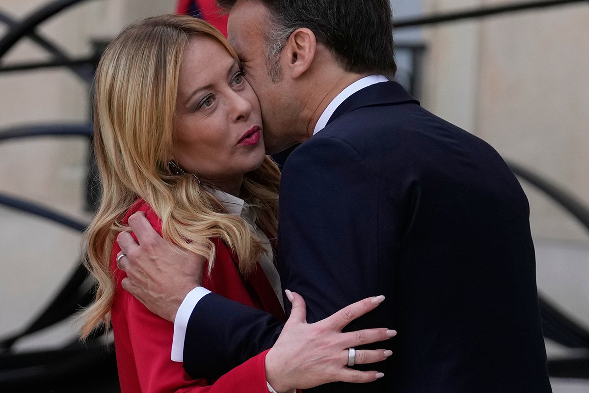 Makron poljubio Meloni, njena reakcija postala viralna (VIDEO)