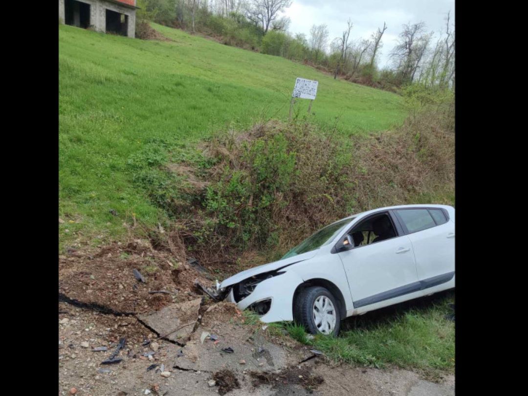 Automobil u kanalu, vozač povrijeđen