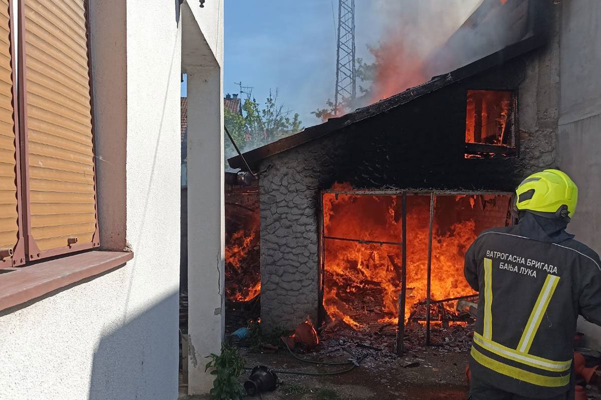 Vatra progutala dio kuće u Banjaluci