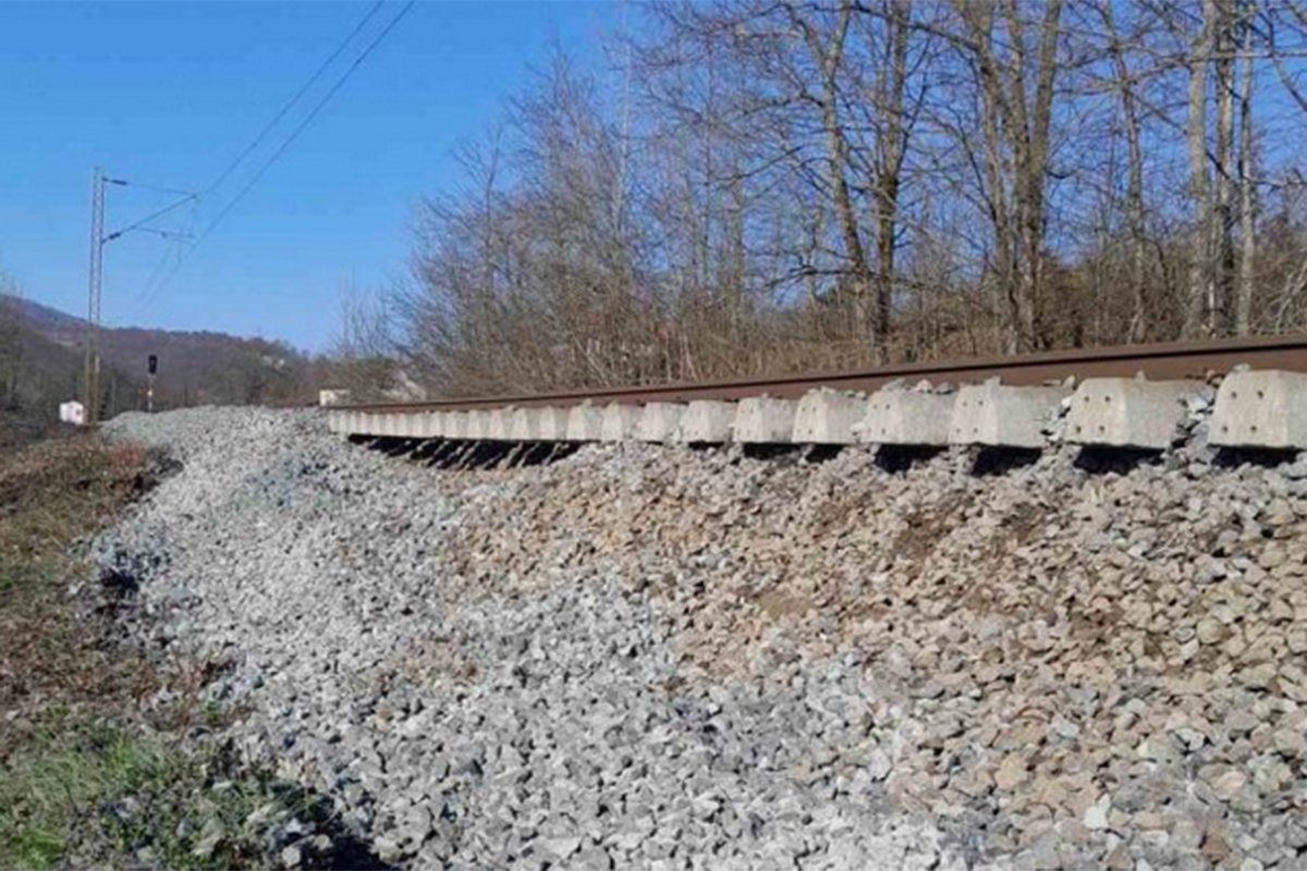 Zbog klizišta obustavljen saobraćaj između Šnjegotine i Ukrine