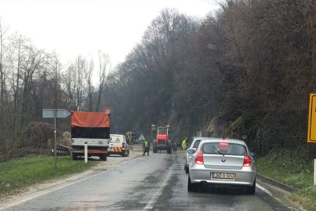 Obustavljen saobraćaj na više putnih pravaca u BiH