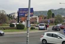 Udes u Banjaluci: Auto završio u ogradi dvorišta Gimnazije