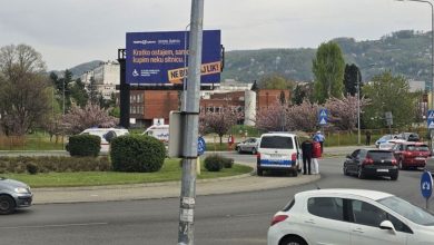 Udes u Banjaluci: Auto završio u ogradi dvorišta Gimnazije