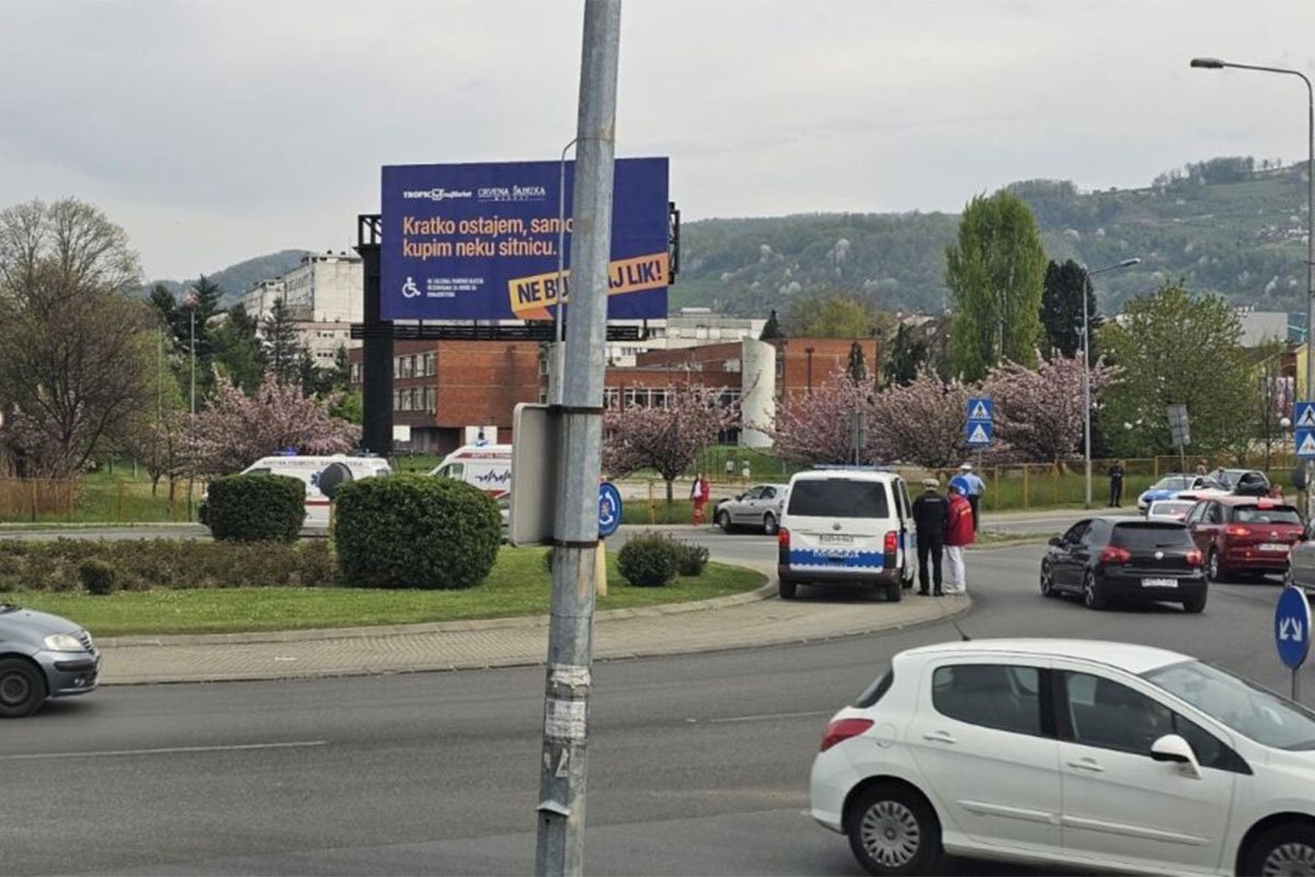 Udes u Banjaluci: Auto završio u ogradi dvorišta Gimnazije